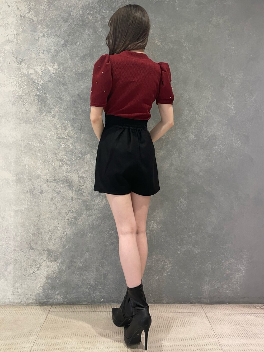 レッド系のTシャツ/カットソー、ブラック系のその他パンツ、ブラック系のブーツを着用したレディースの夏コーディネートの3枚目の写真