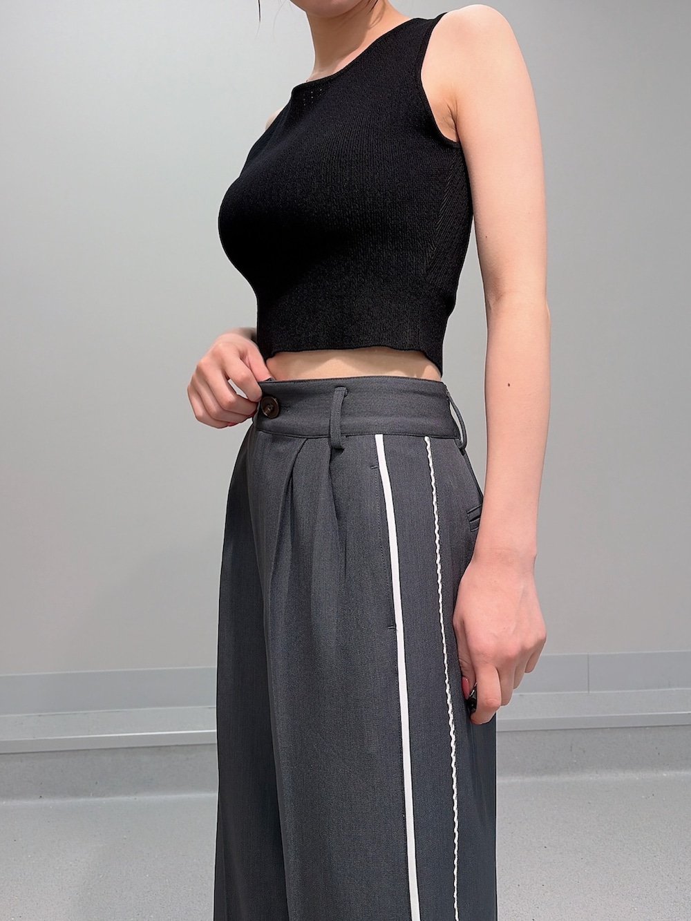 ブラック系のタンクトップ、グレー系のその他パンツ、ブラック系のサンダルを着用したレディースの夏コーディネートの6枚目の写真