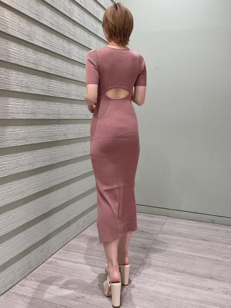 ピンク系のワンピース、ホワイト系のサンダル、ゴールド系のネックレスを着用したレディースの夏コーディネートの3枚目の写真