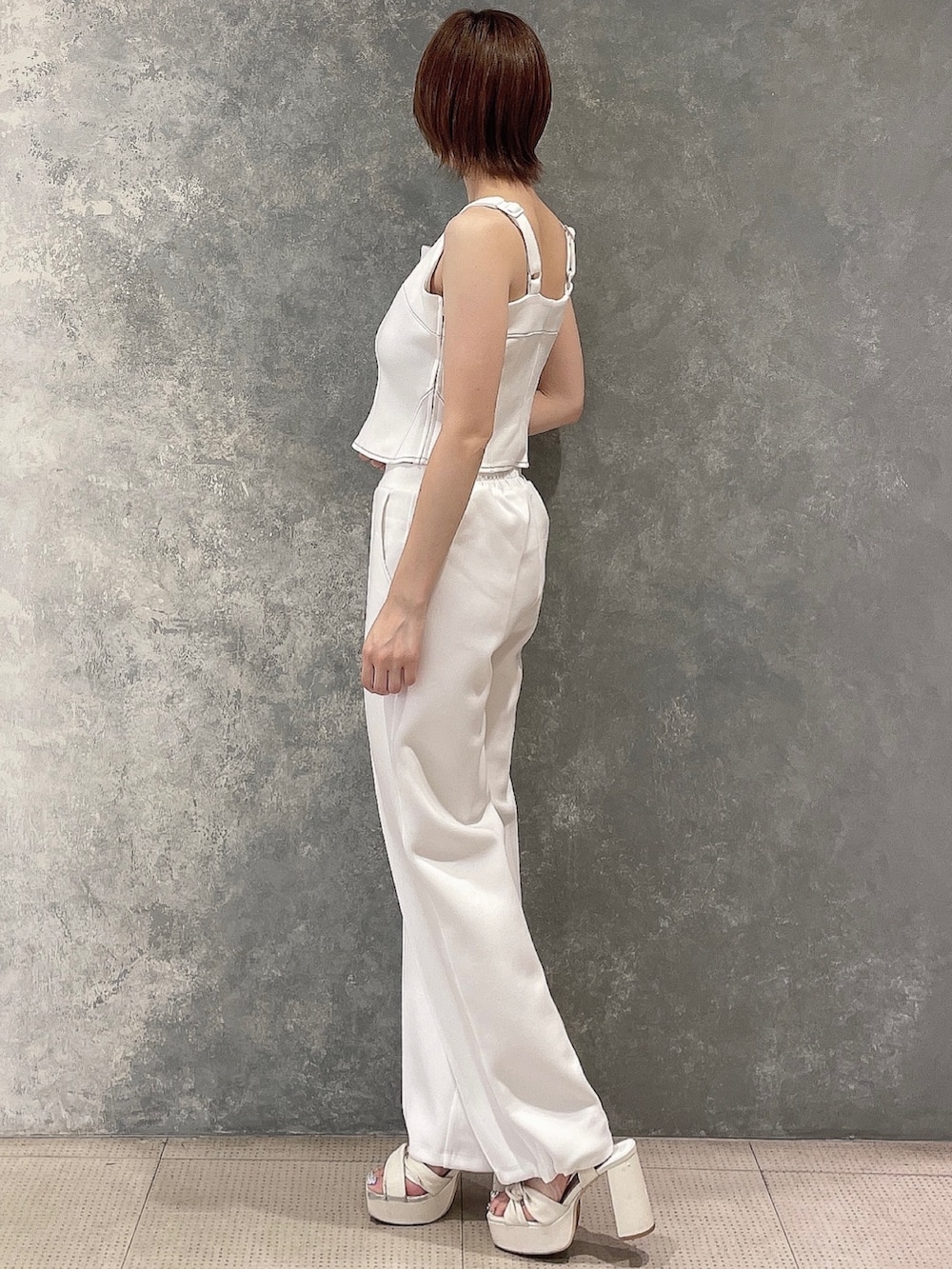 ホワイト系のスウェット、ホワイト系のスウェットパンツを着用したレディースの夏コーディネートの3枚目の写真