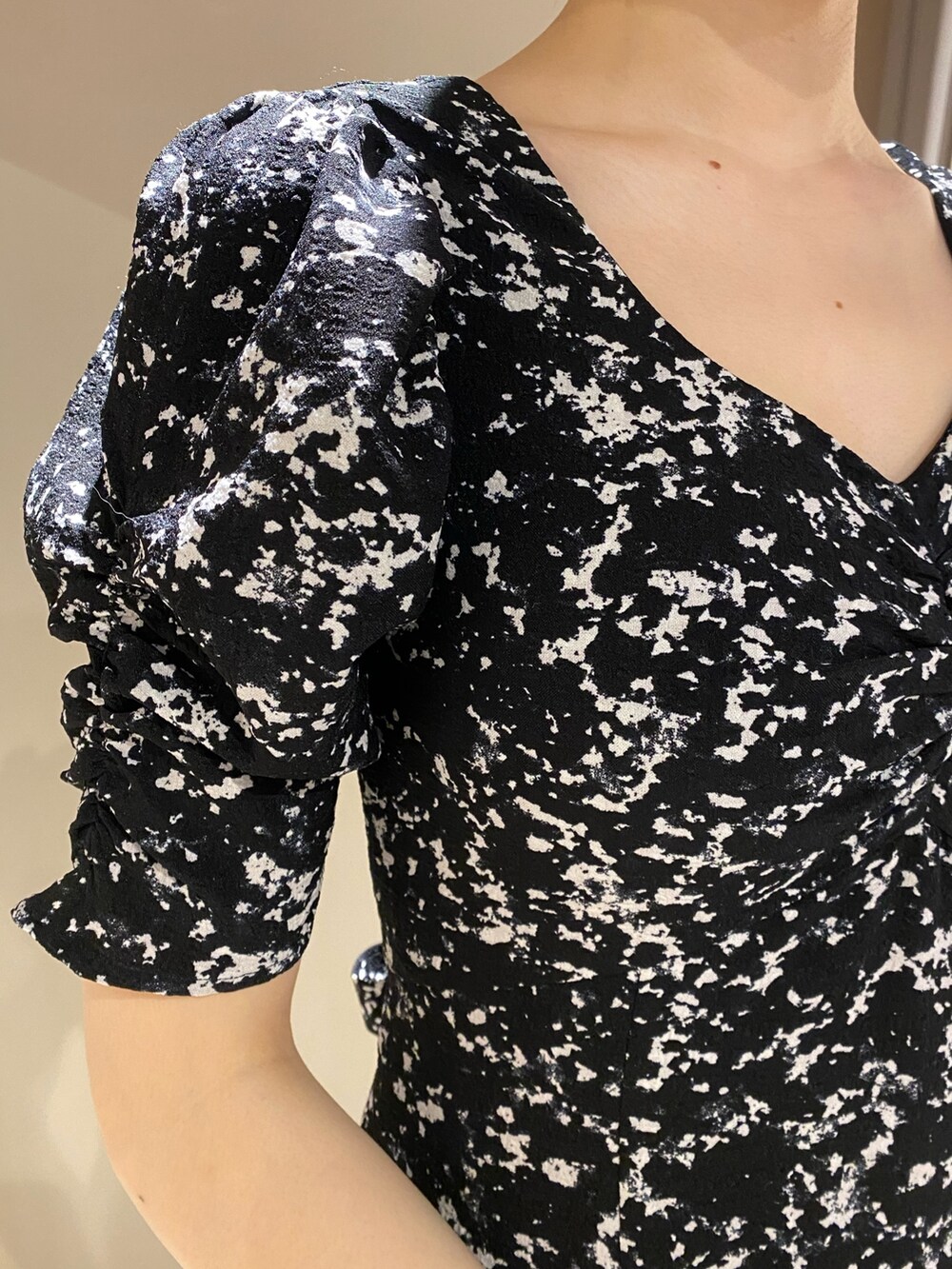 ホワイト系のハンドバッグ、ホワイト系のパンプス、その他のワンピースを着用したレディースの春コーディネートの5枚目の写真