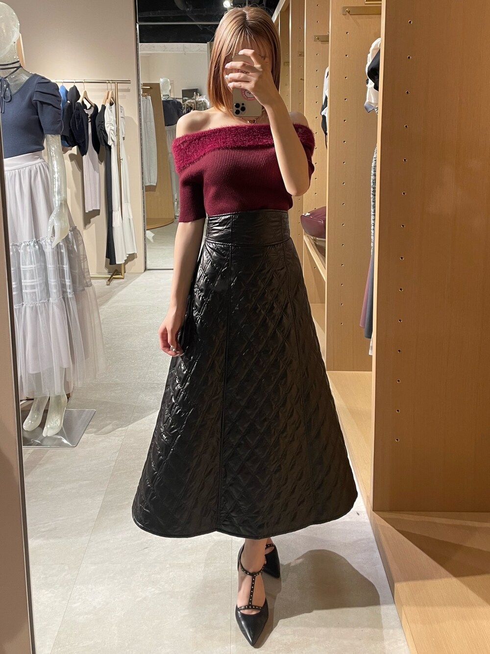 ブラック系のパンプス、レッド系のニット/セーター、ブラック系のスカートを着用したレディースの夏コーディネートの9枚目の写真