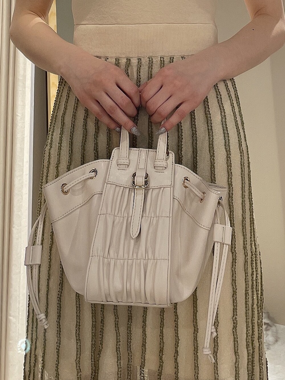 ホワイト系のテーラードジャケット、ホワイト系のワンピースを着用したレディースの春コーディネートの10枚目の写真