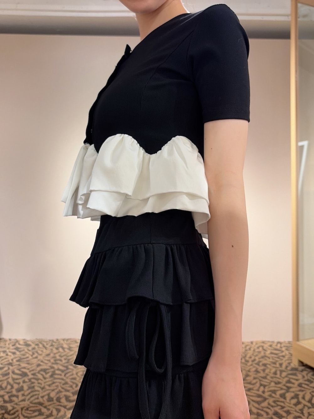ブラック系のカーディガン/ボレロ、ブラック系のその他パンツ、ブラック系のバレッタ/ヘアクリップを着用したレディースの夏コーディネートの5枚目の写真