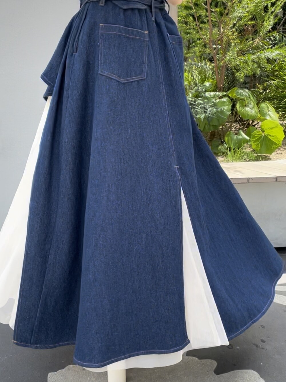 ホワイト系のシャツ/ブラウス、ブルー系のスカート、ホワイト系のサンダルを着用したレディースの春コーディネートの8枚目の写真