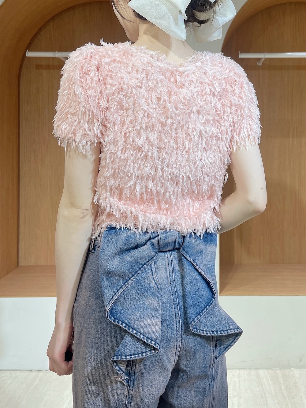 ピンク系のTシャツ/カットソー、ピンク系のデニムパンツ、ホワイト系のサンダルを着用したレディースの春コーディネートの6枚目の写真