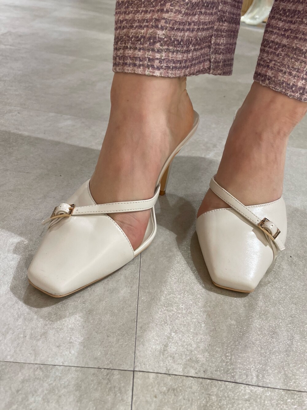 ホワイト系のワンピースを着用したレディースの春コーディネートの8枚目の写真