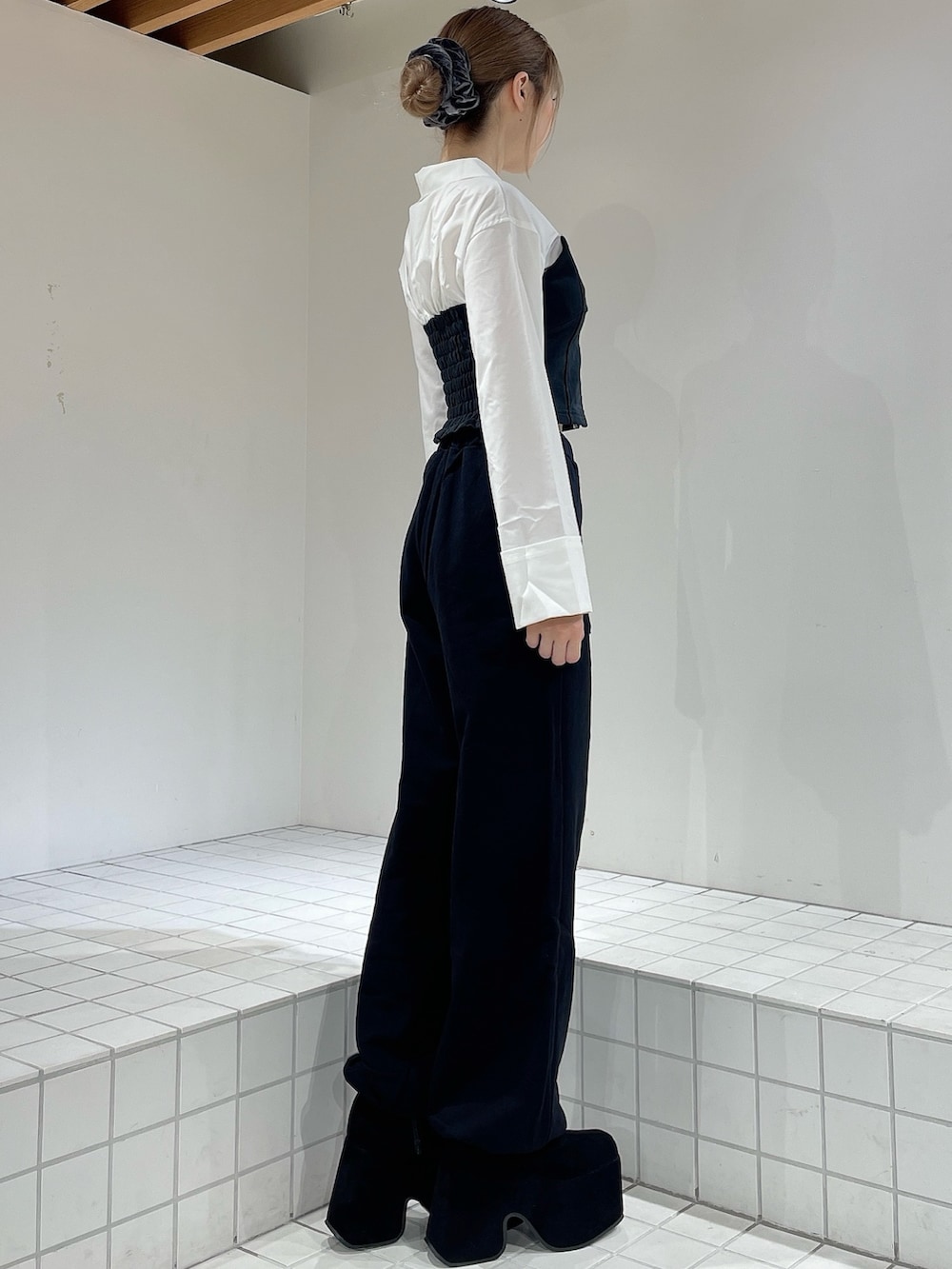 ブラック系のシャツ/ブラウス、ブラック系のスウェットパンツ、ブラック系のブーツを着用したレディースの秋コーディネートの2枚目の写真