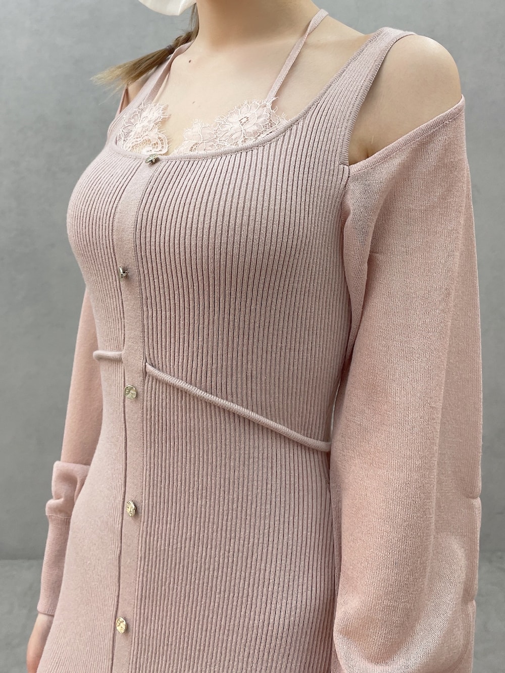 ピンク系のワンピース、ホワイト系のサンダル、ホワイト系のバレッタ/ヘアクリップを着用したレディースの春コーディネートの6枚目の写真