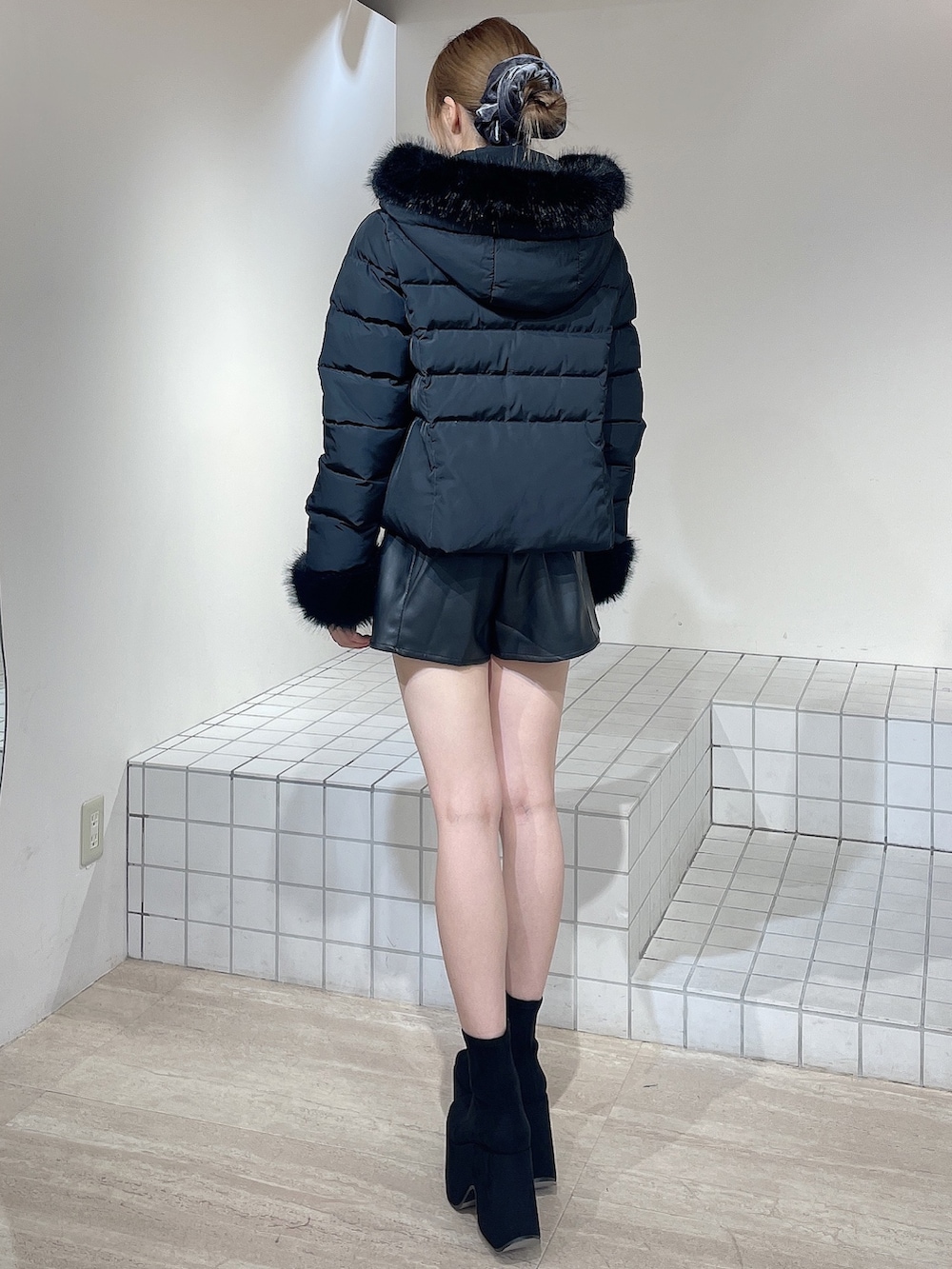 ブラック系のダウンジャケット/コート、その他のニット/セーター、ブラック系のその他パンツを着用したレディースの秋コーディネートの2枚目の写真