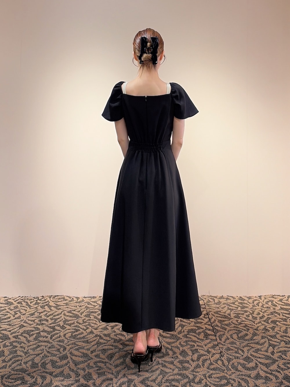 ブラック系のワンピース、ブラック系のバレッタ/ヘアクリップを着用したレディースの夏コーディネートの4枚目の写真