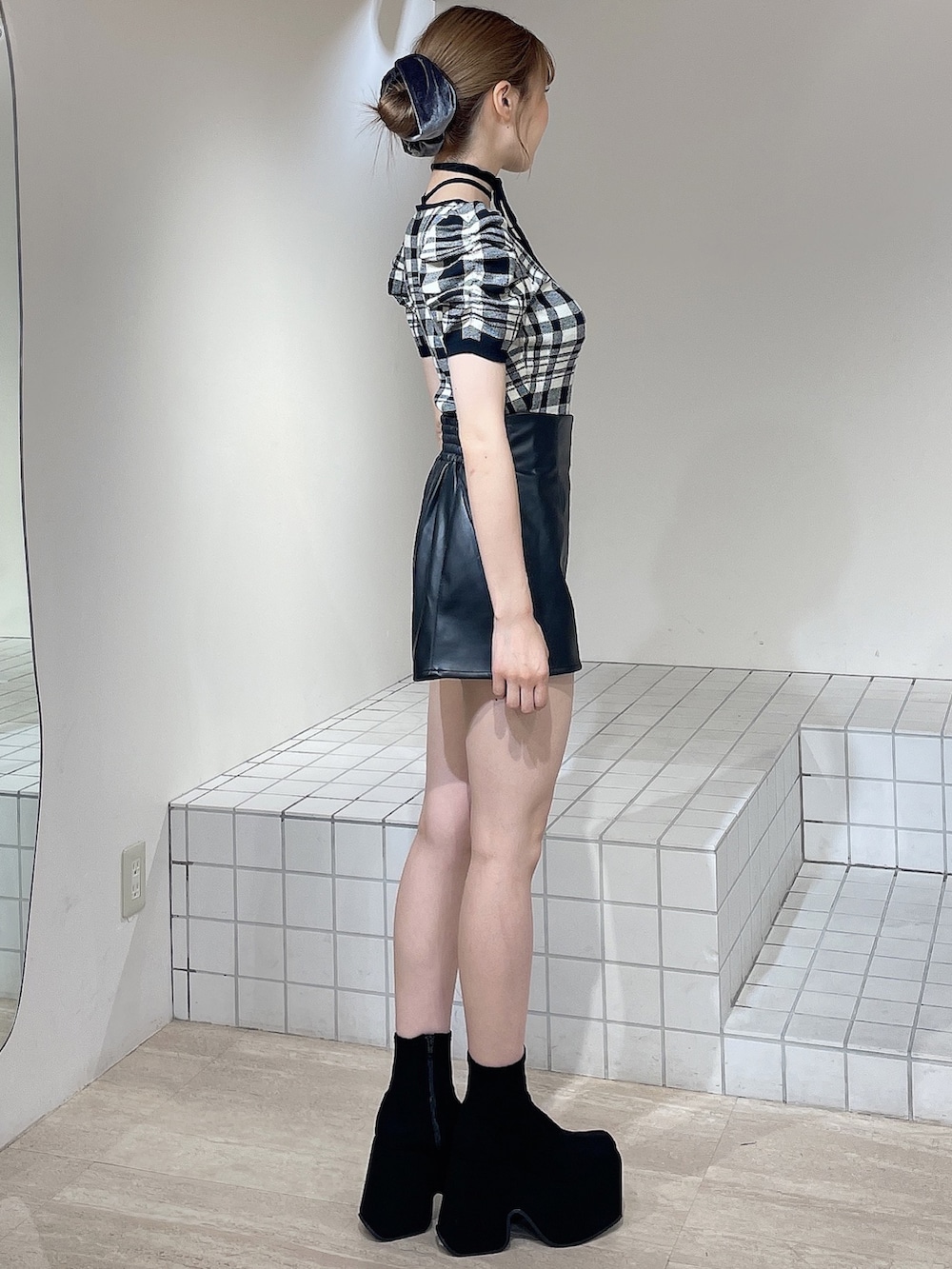 ブラック系のダウンジャケット/コート、その他のニット/セーター、ブラック系のその他パンツを着用したレディースの秋コーディネートの6枚目の写真