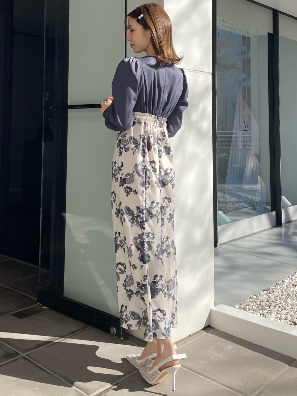 ブルー系のワンピース、ホワイト系のパンプスを着用したレディースの冬コーディネートの3枚目の写真