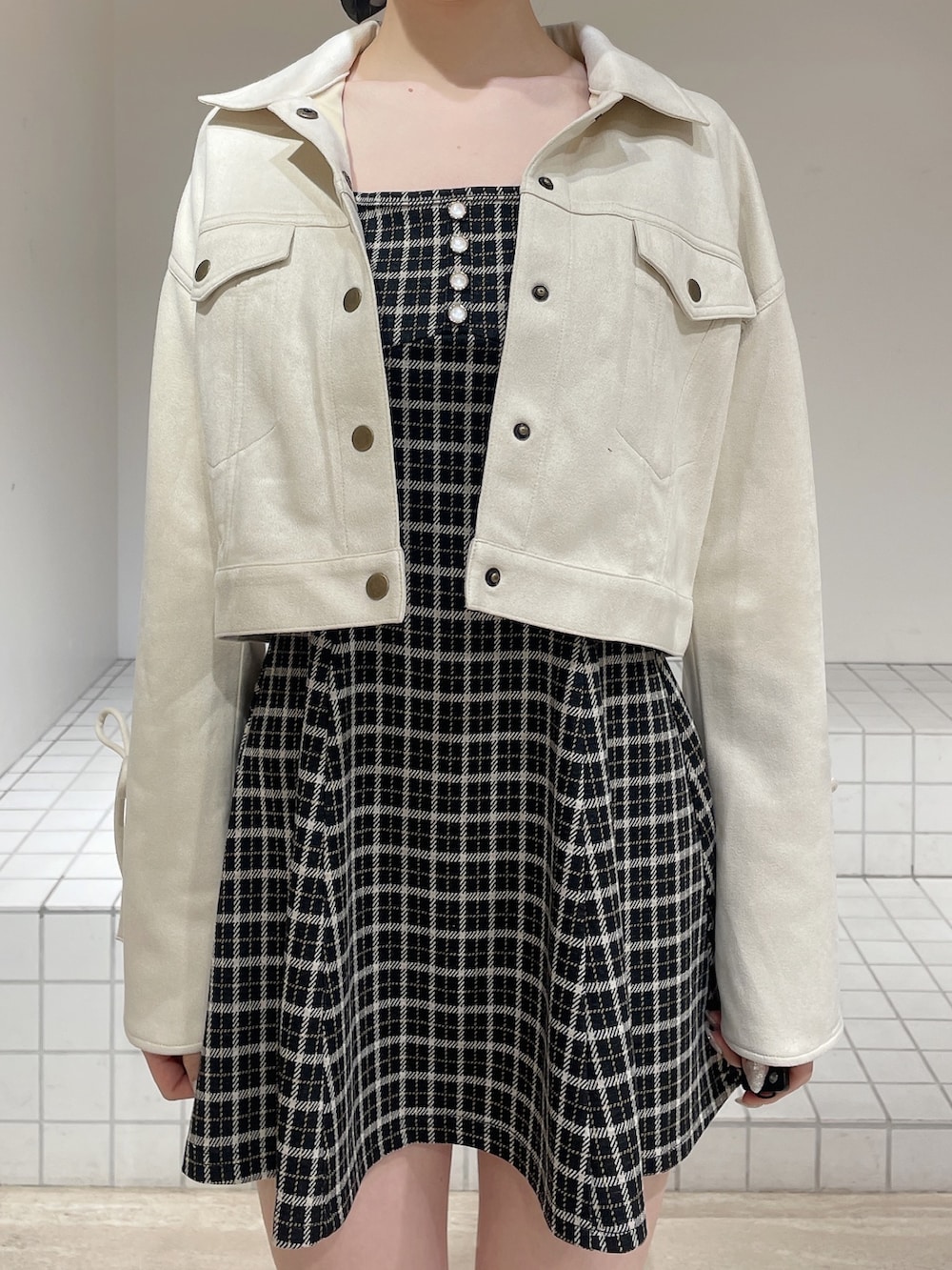 その他のワンピース、ブラック系のブーツ、ホワイト系のブルゾンを着用したレディースの春コーディネートの9枚目の写真