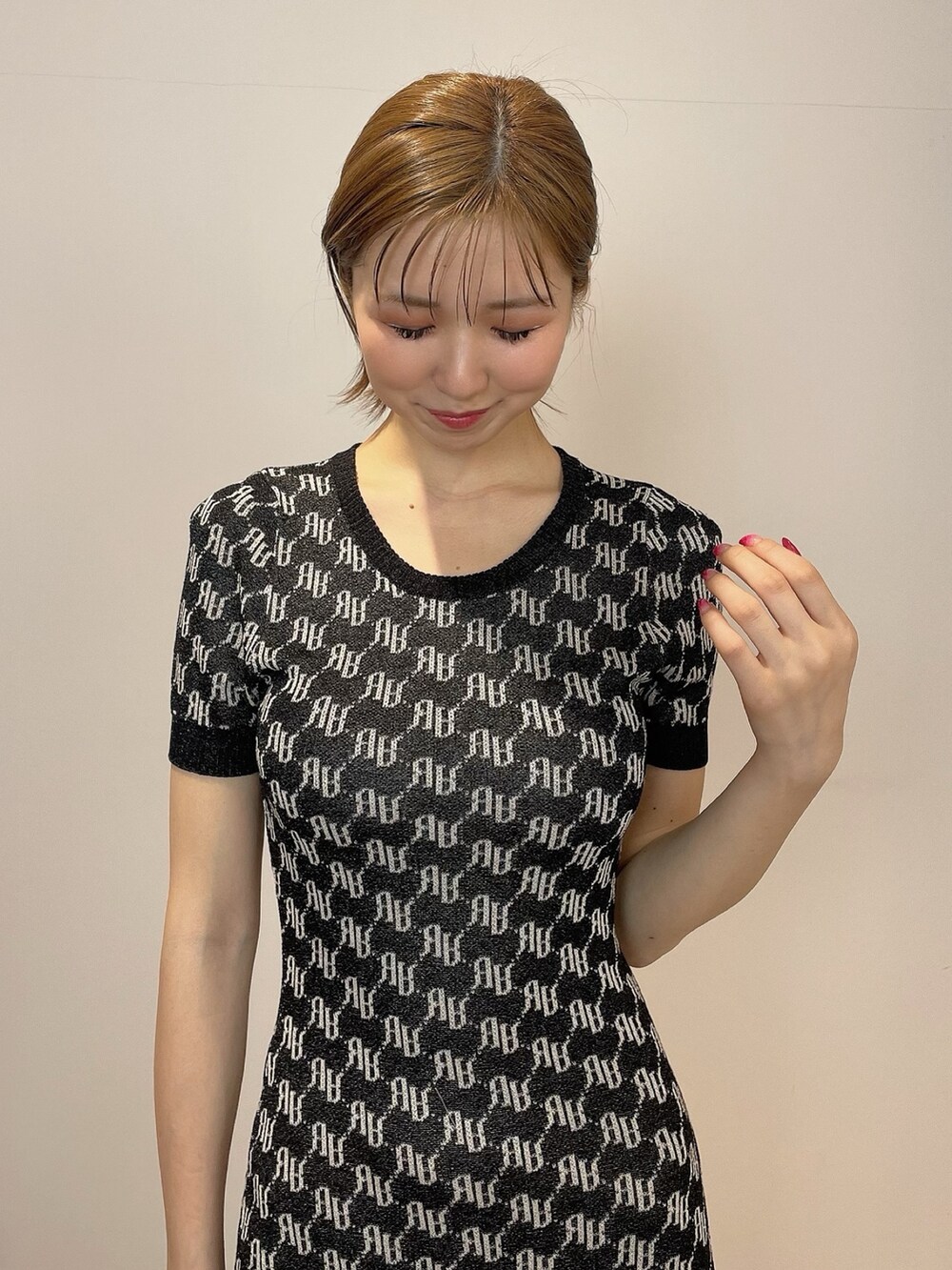 ホワイト系のハンドバッグ、ホワイト系のサンダル、ブラック系のワンピースを着用したレディースの春コーディネートの4枚目の写真