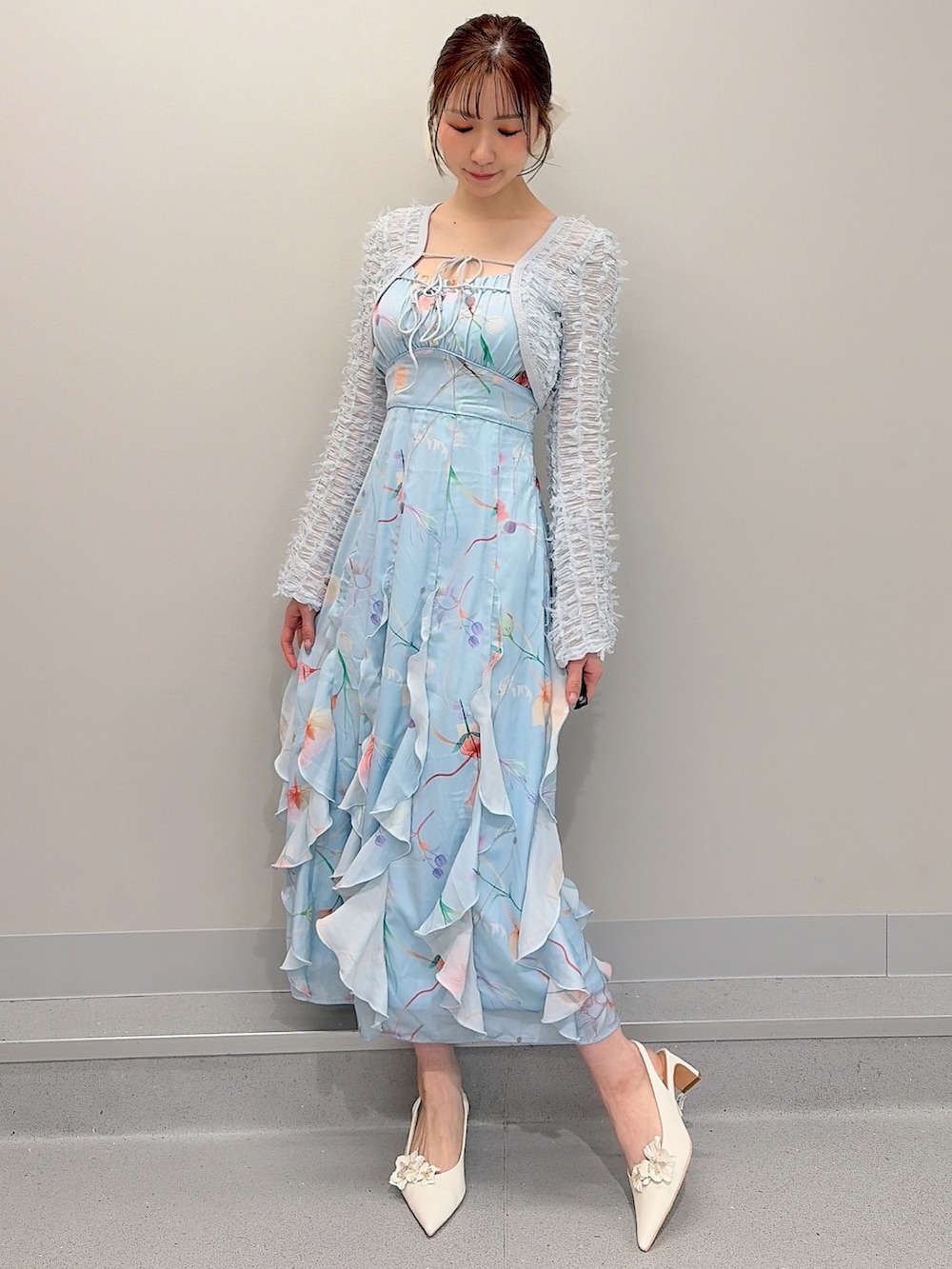 ブルー系のワンピース、ホワイト系のパンプス、ホワイト系のバレッタ/ヘアクリップを着用したレディースの冬コーディネートの2枚目の写真