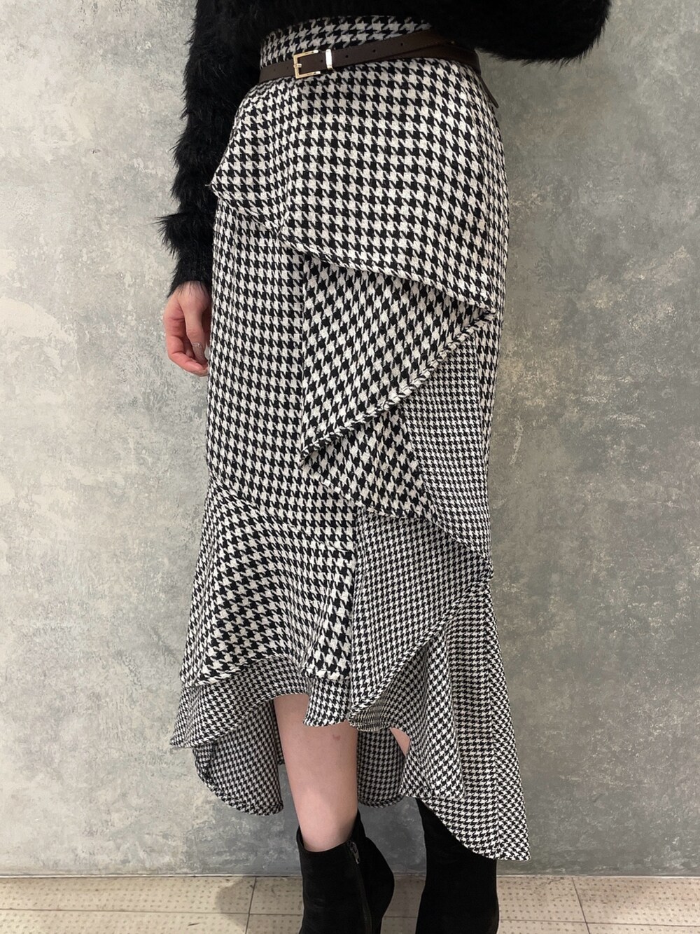 その他のスカート、ブラック系のカーディガン/ボレロ、ブラック系のブーツを着用したレディースの秋コーディネートの8枚目の写真