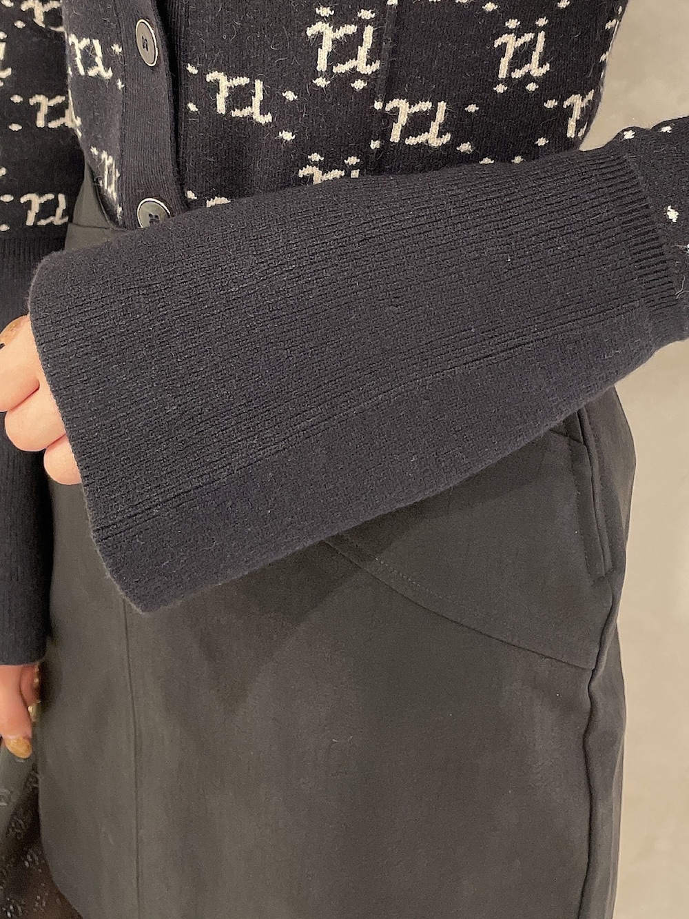 ブラック系のブーツ、ブラック系のハンドバッグ、ブラック系のその他パンツを着用したレディースの冬コーディネートの4枚目の写真