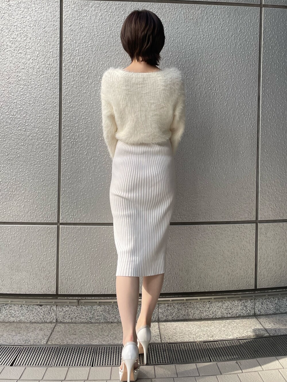 ホワイト系のその他アウター、ホワイト系のワンピースを着用したレディースの秋コーディネートの6枚目の写真