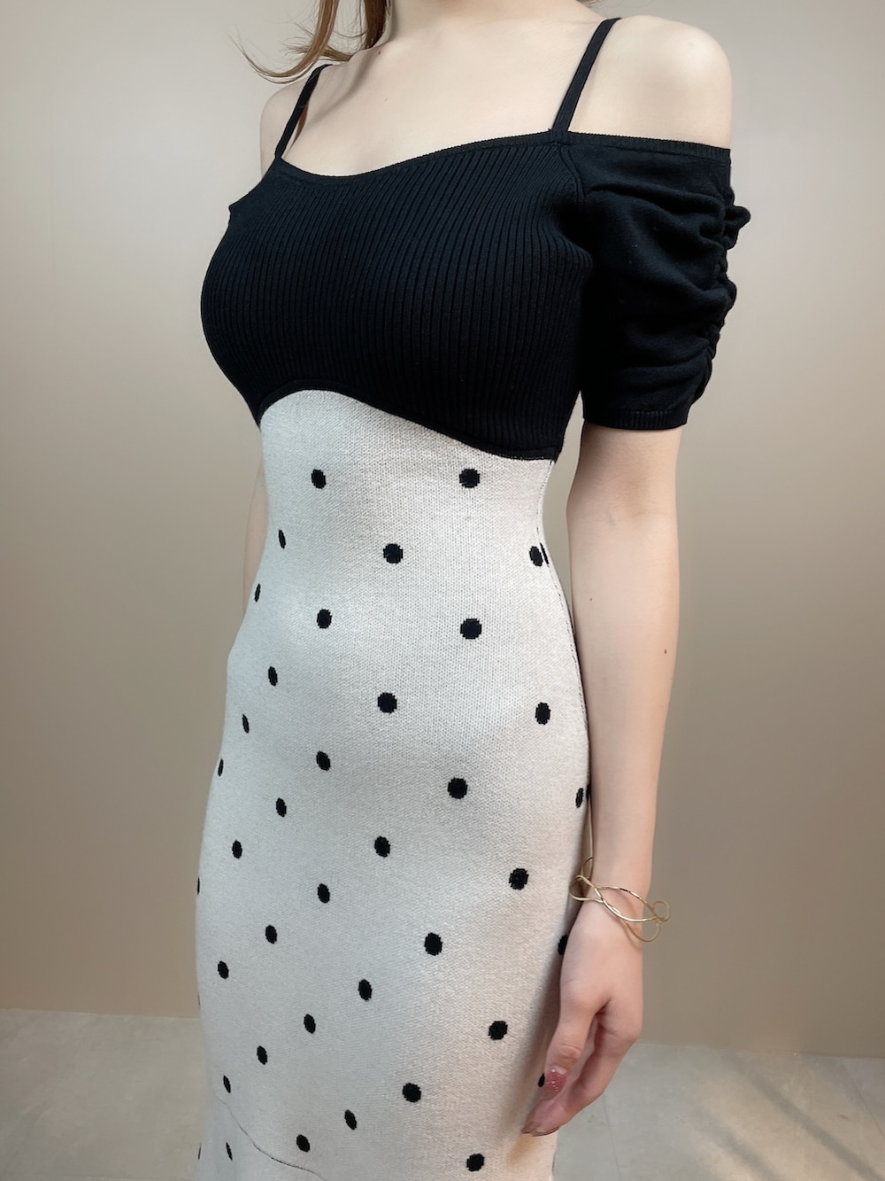 ブラック系のワンピース、ホワイト系のパンプスを着用したレディースの冬コーディネートの6枚目の写真