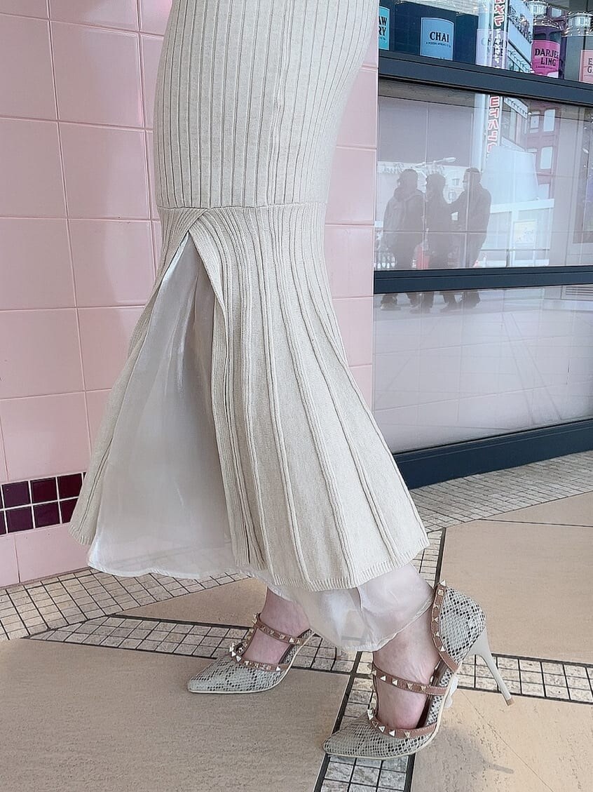 ベージュ系のワンピース、その他のパンプス、ゴールド系のネックレスを着用したレディースの春コーディネートの5枚目の写真