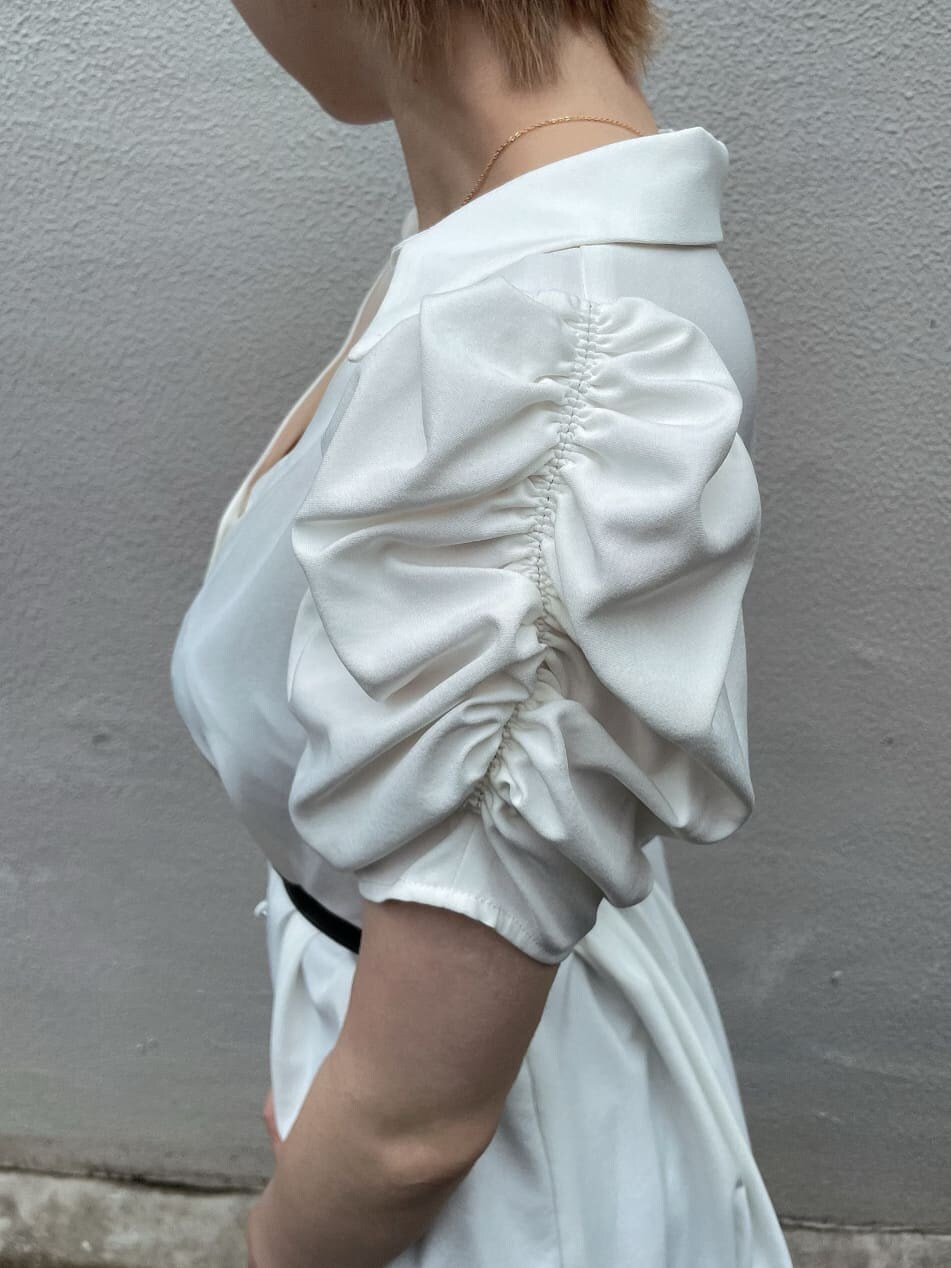 ホワイト系のサンダル、ベージュ系のハンドバッグ、ブルー系のデニムパンツを着用したレディースの夏コーディネートの6枚目の写真