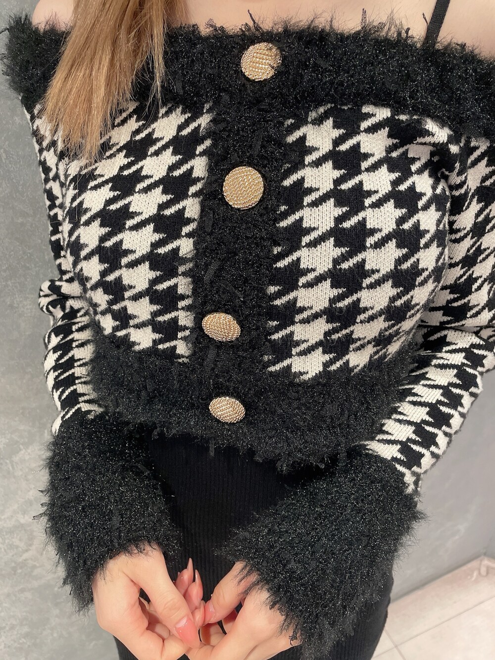 ブラック系のワンピース、その他のブーツを着用したレディースの秋コーディネートの5枚目の写真