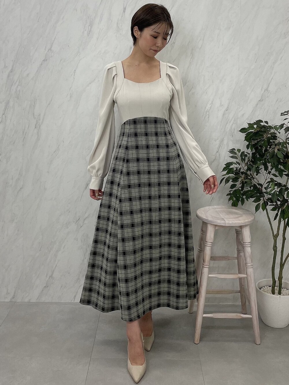 ベージュ系のサンダル、グレー系のテーラードジャケット、ホワイト系のワンピースを着用したレディースの秋コーディネートの3枚目の写真