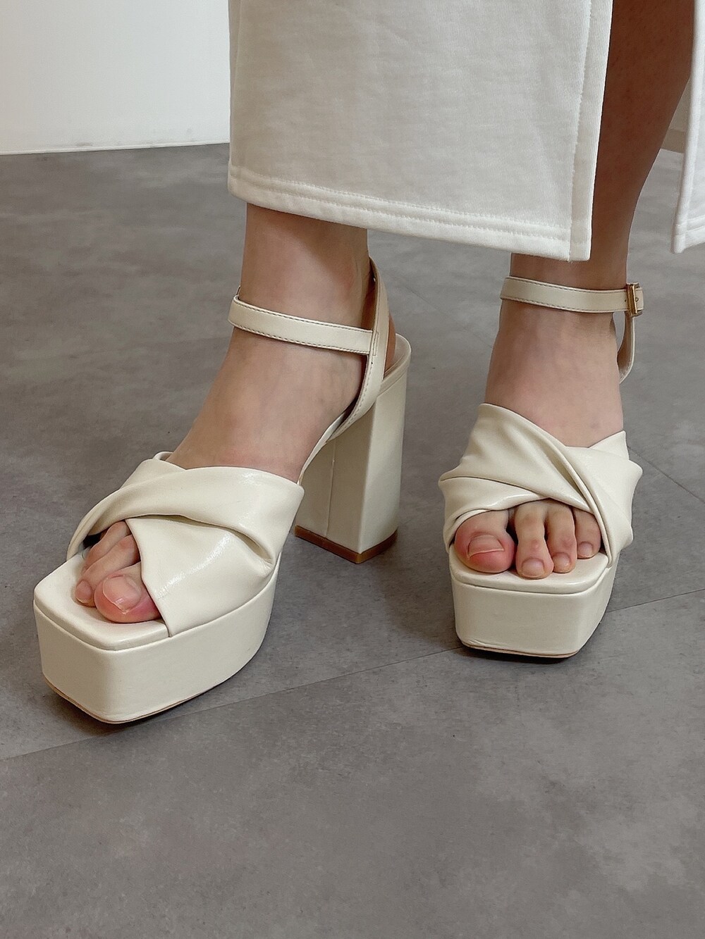 ブラック系のワンピース、ホワイト系のサンダルを着用したレディースの冬コーディネートの9枚目の写真