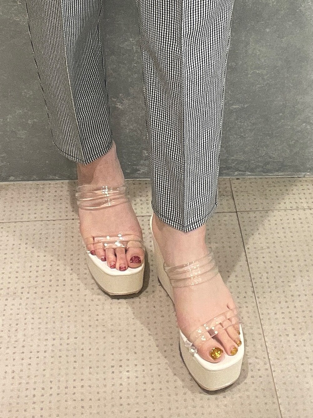 ホワイト系のサンダル、ホワイト系のシャツ/ブラウス、ホワイト系のその他パンツを着用したレディースの夏コーディネートの7枚目の写真