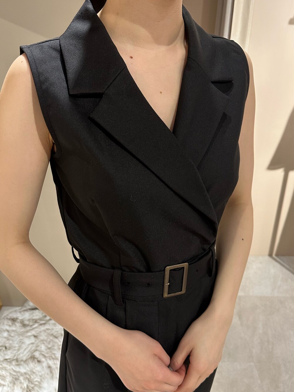 ブラック系のつなぎ/オールインワン、ブラック系のパンプスを着用したレディースの春コーディネートの5枚目の写真