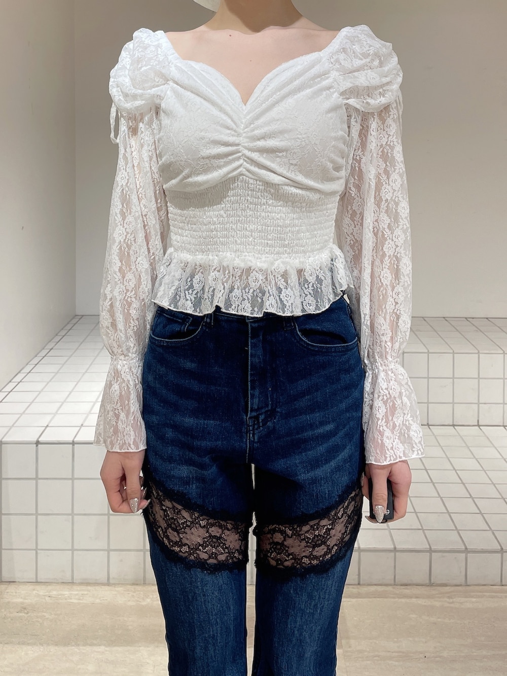 ホワイト系のシャツ/ブラウス、ブルー系のデニムパンツ、ホワイト系のブーツを着用したレディースの春コーディネートの5枚目の写真