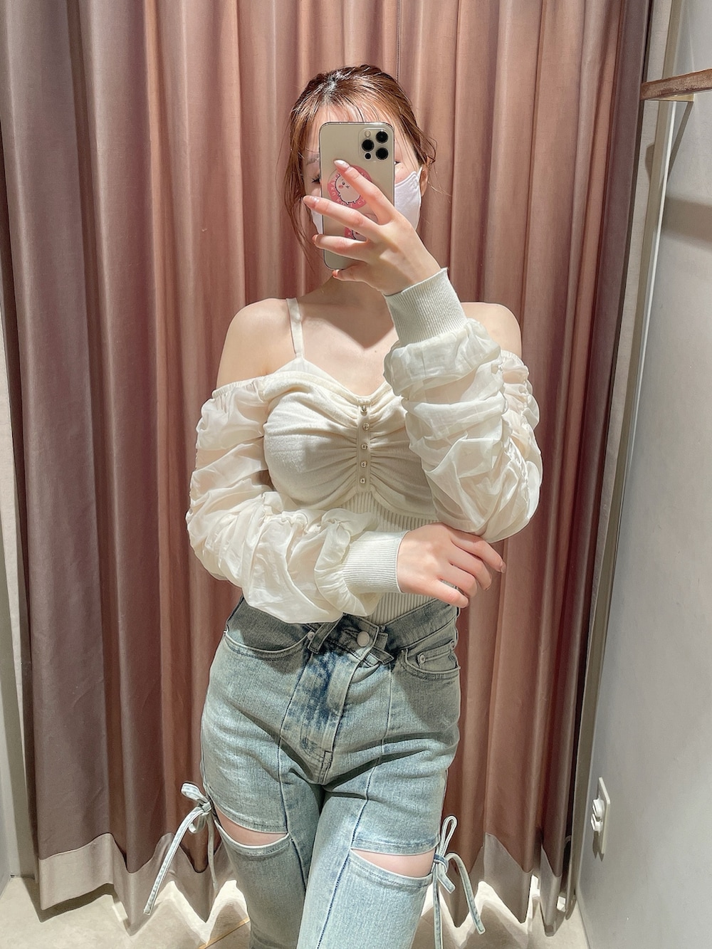 ホワイト系のニット/セーター、ブルー系のデニムパンツを着用したレディースの春コーディネートの6枚目の写真