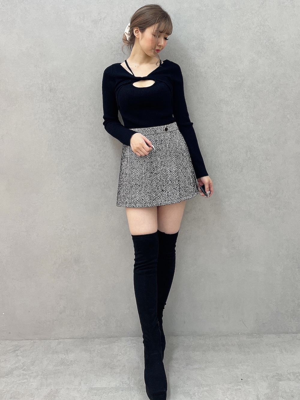 ブラック系のブーツ、ブラック系のニット/セーター、ブラック系のその他パンツを着用したレディースの秋コーディネートの5枚目の写真