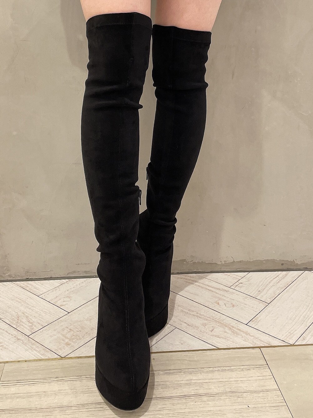 ブラック系のブーツ、ブルー系のニット/セーター、ブルー系のスカートを着用したレディースの冬コーディネートの8枚目の写真