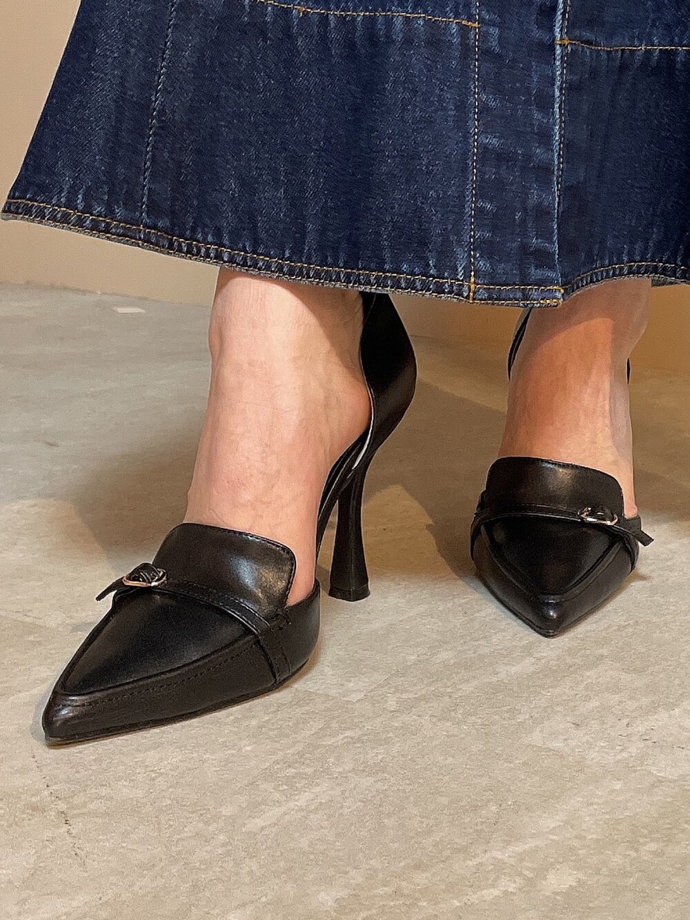 ピンク系のワンピース、ブラック系のハンドバッグ、ブラック系のパンプスを着用したレディースの冬コーディネートの8枚目の写真