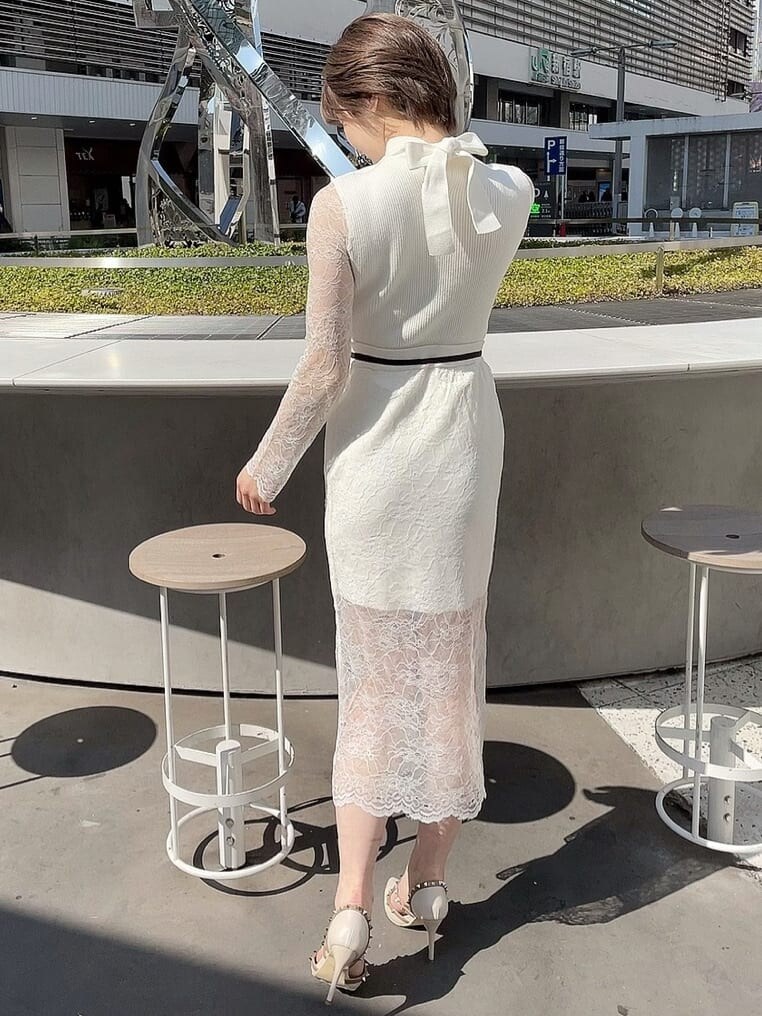 ホワイト系のスカート、ホワイト系のパンプス、ホワイト系のニット/セーターを着用したレディースの春コーディネートの3枚目の写真