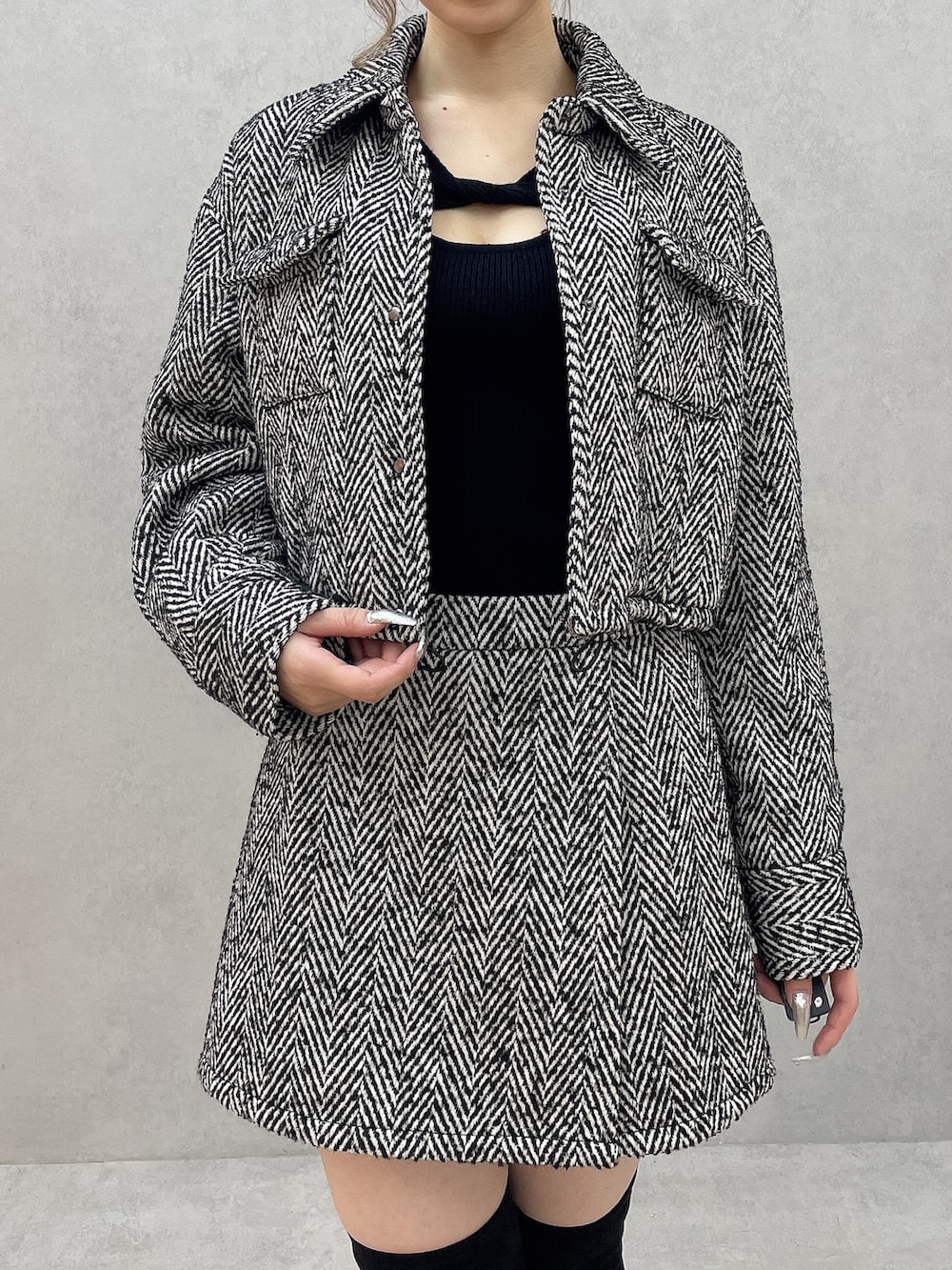 ブラック系のブーツ、ブラック系のニット/セーター、ブラック系のその他パンツを着用したレディースの秋コーディネートの8枚目の写真