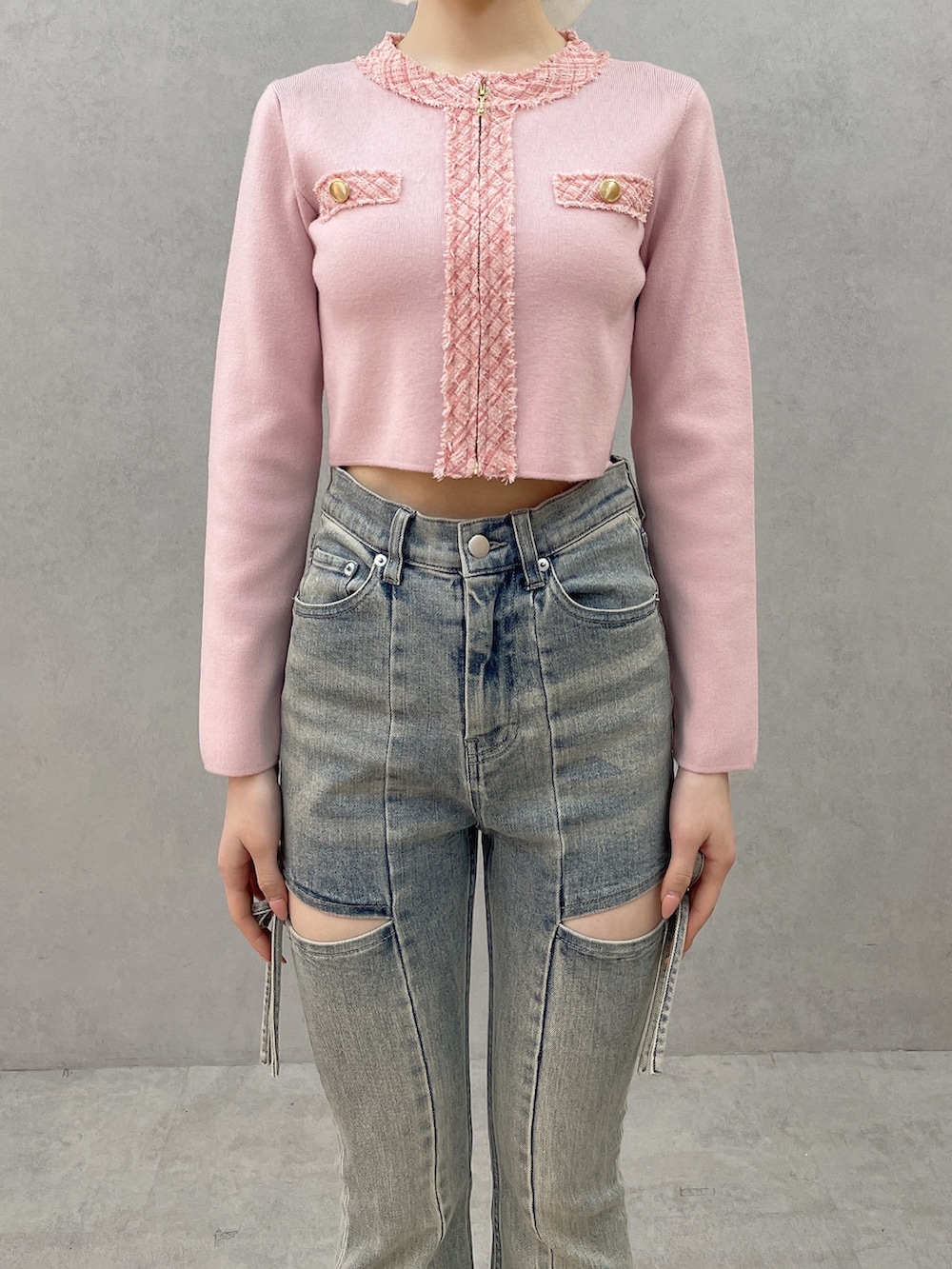 ピンク系のニット/セーター、ブルー系のデニムパンツ、ホワイト系のサンダルを着用したレディースの春コーディネートの5枚目の写真