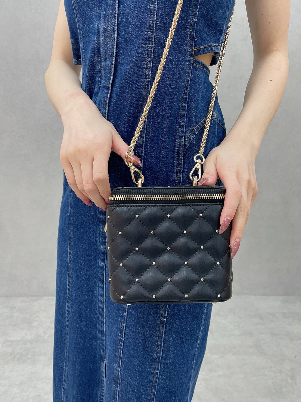 ブルー系のワンピース、ブラック系のショルダーバッグ、その他のパンプスを着用したレディースの冬コーディネートの8枚目の写真