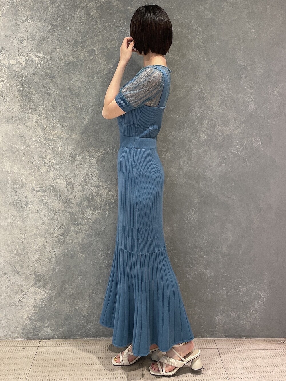 ホワイト系のサンダル、ブルー系のワンピースを着用したレディースの春コーディネートの3枚目の写真