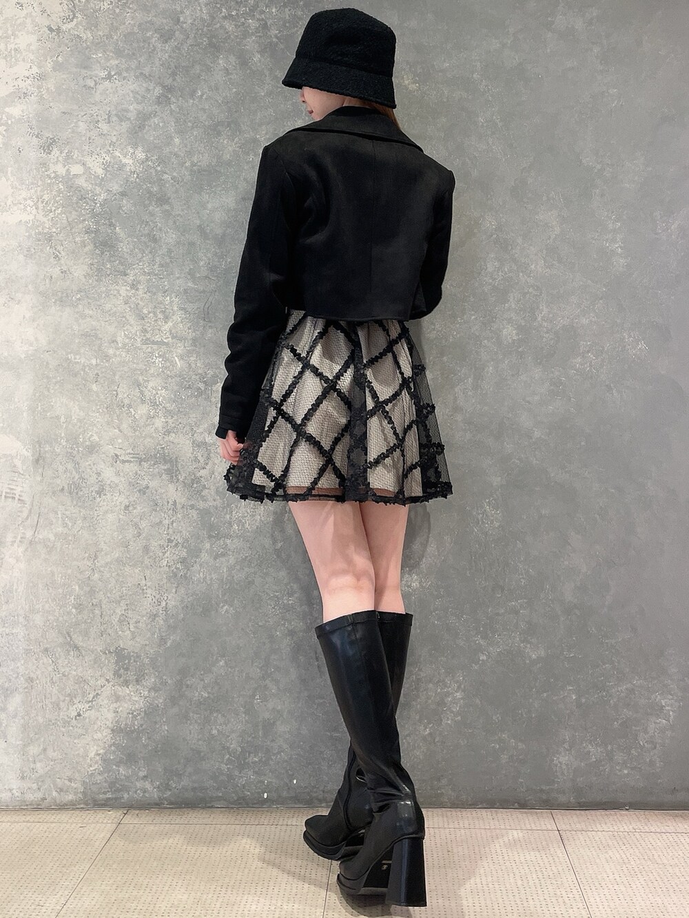 その他のワンピース、ブラック系のブーツ、ブラック系のライダースジャケットを着用したレディースの冬コーディネートの6枚目の写真