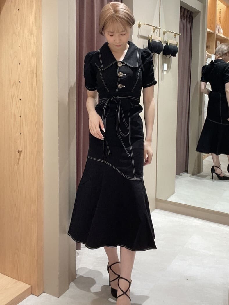 ブラック系のワンピース、ブラック系のパンプスを着用したレディースの夏コーディネートの2枚目の写真