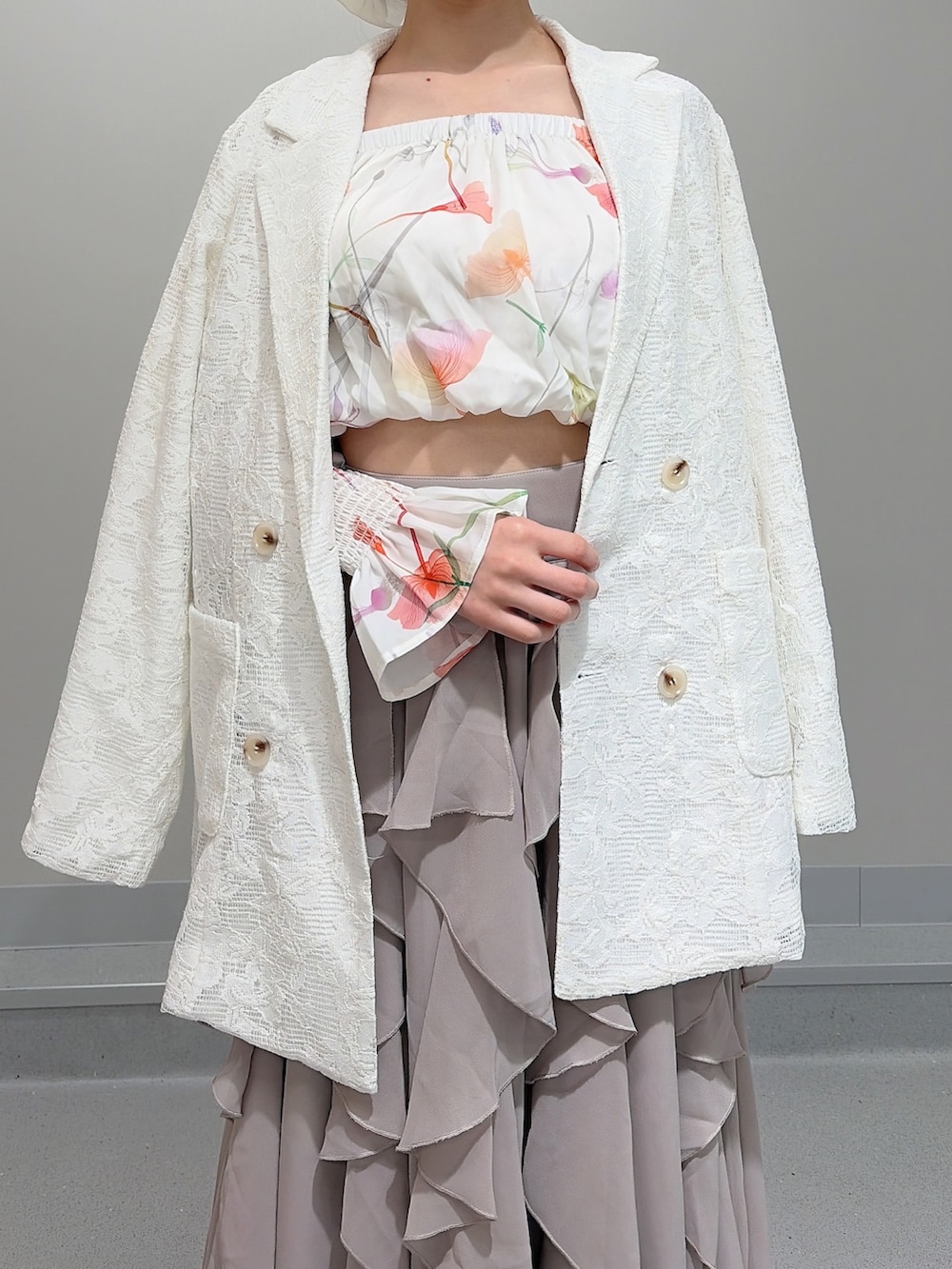 ホワイト系のテーラードジャケット、ホワイト系のシャツ/ブラウス、ベージュ系のスカートを着用したレディースの冬コーディネートの7枚目の写真