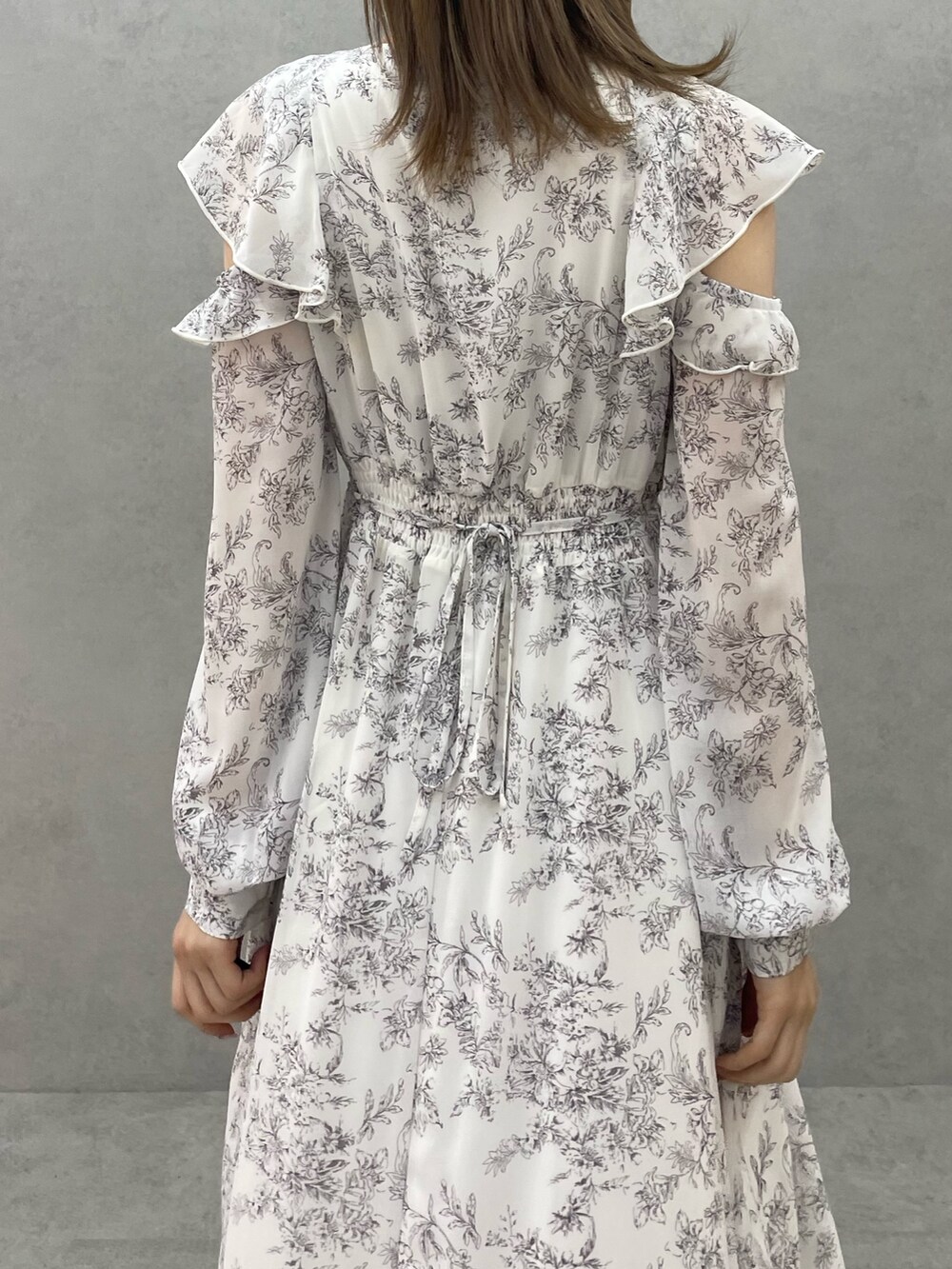 ホワイト系のシャツワンピース、ホワイト系のブーツを着用したレディースの春コーディネートの7枚目の写真