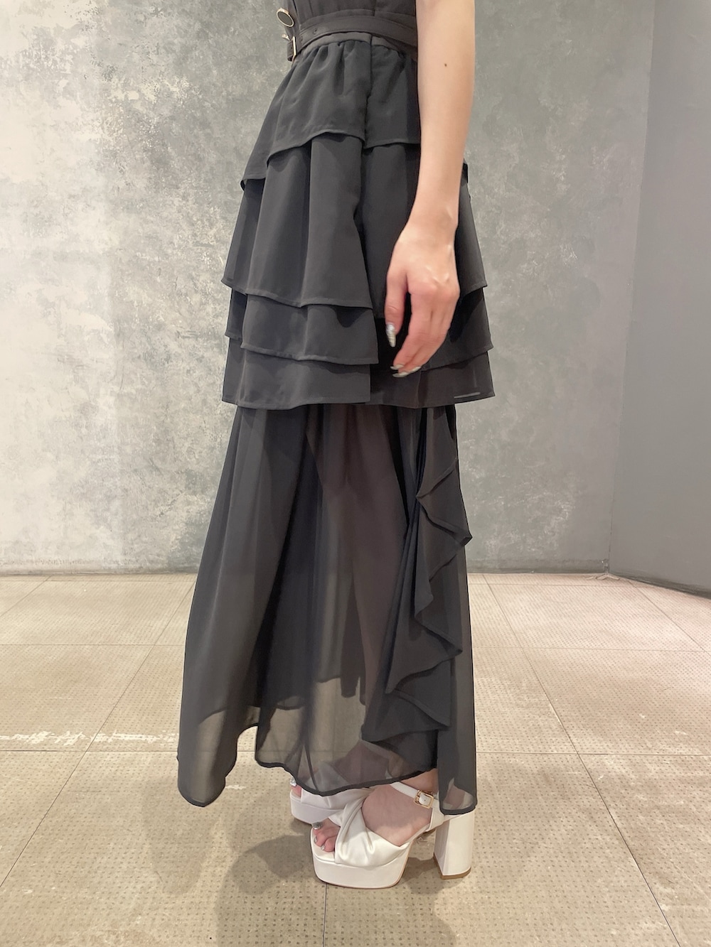 グレー系のワンピース、ホワイト系のサンダル、グレー系のシュシュを着用したレディースの夏コーディネートの8枚目の写真