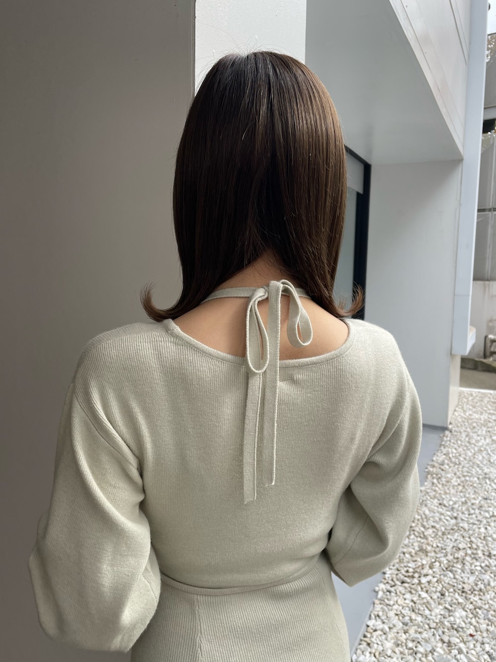 グリーン系のワンピース、ホワイト系のパンプスを着用したレディースの秋コーディネートの6枚目の写真