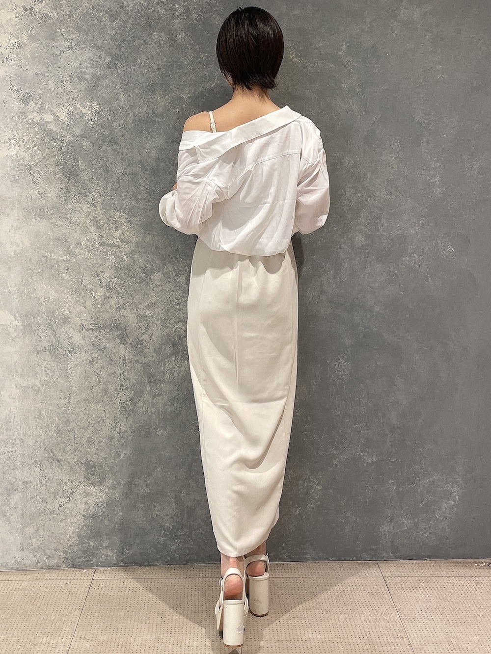 ホワイト系のサンダル、ホワイト系のワンピース、ホワイト系のシャツ/ブラウスを着用したレディースの夏コーディネートの2枚目の写真