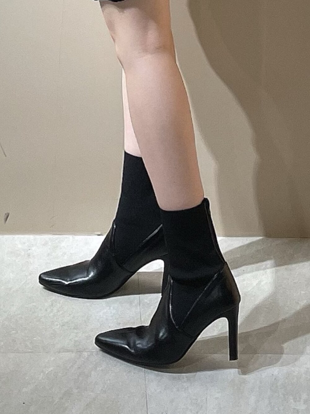 ブラック系のブーツ、ブラック系のワンピースを着用したレディースの秋コーディネートの7枚目の写真