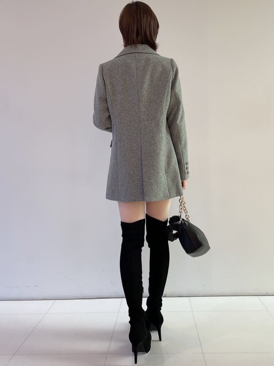 ブラック系のブーツ、グレー系のその他パンツ、ブラック系のハンドバッグを着用したレディースの秋コーディネートの4枚目の写真